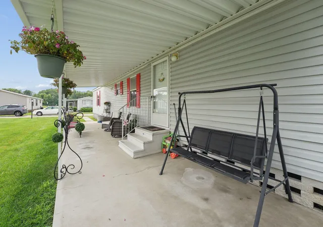 Photo 3 of Single family home for sale at 668 Royal Palm Ct, Columbus, OH 43207 | MLS# 226030468 | Listing updated on 2026-09-16