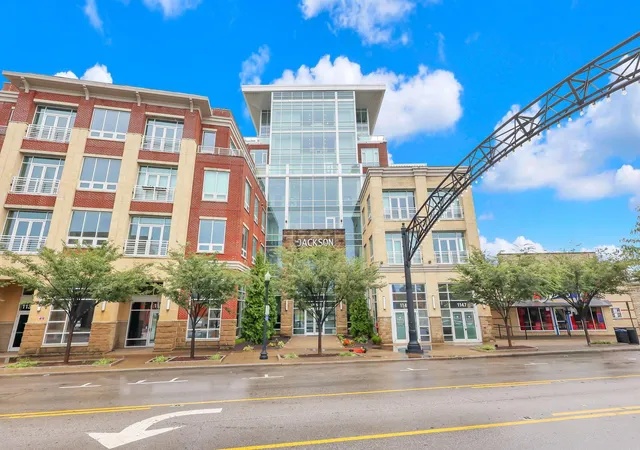 2nd image of 1145 N High St, Columbus, OH 43201