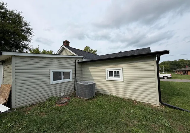 Photo 2 of Single family home for sale at 20 Fairview Ave, London, OH 43140 | MLS# 226031987 | Listing updated on 2026-09-30
