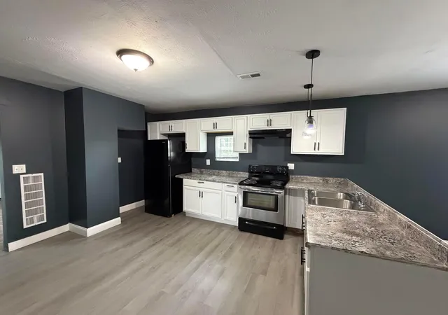 Photo 3 of Single family home for sale at 20 Fairview Ave, London, OH 43140 | MLS# 226031987 | Listing updated on 2026-09-30