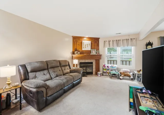 Listing Photo 5 - Condo for sale in building located at 2691 Woodland Trl Dr, Columbus, OH 43231