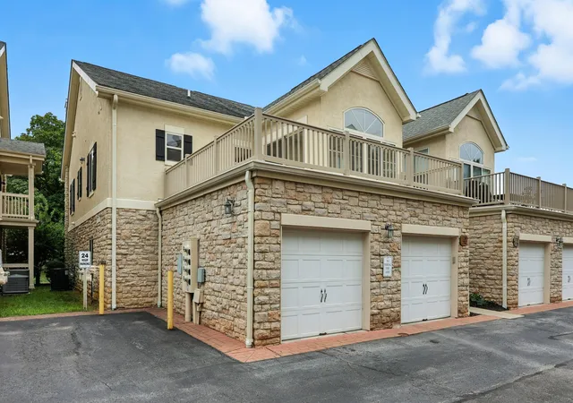 Listing Photo 2 - Condo for sale in building located at 1784 Ridgecliff Rd, Columbus, OH 30815