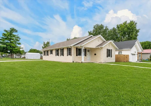 1st image of 1104 E Paint St, Washington Court House, OH 43160 | MLS# 226031046