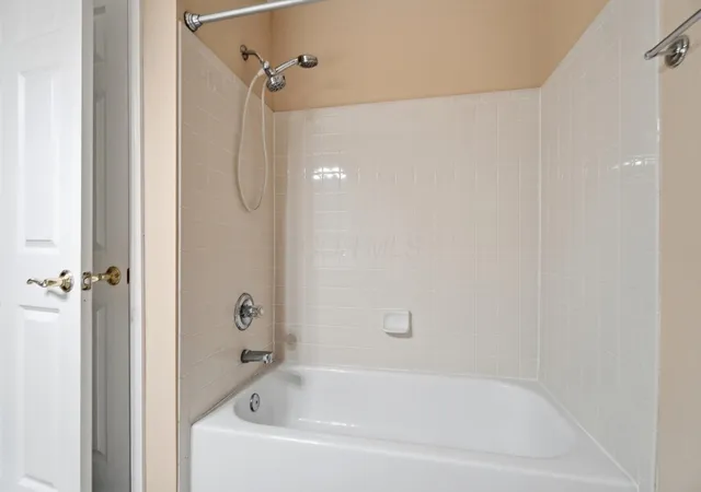 Listing Photo 2 - Condo for sale in building located at 3954 Stapleford Dr, Columbus, OH 43230