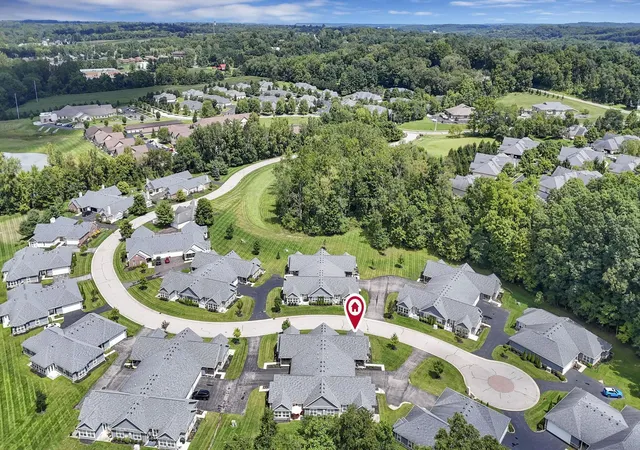 Listing Photo 2 - Condo for sale in building located at 1361 Epworth Forest Dr, Lancaster, OH 43130 - Unit #