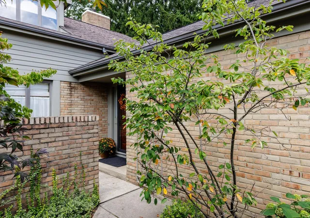 Photo 2 of Sale Pending at 6457 Strathaven Ct E, Worthington, OH 43085 | MLS# 226032167 | Listing updated on 2026-08-29