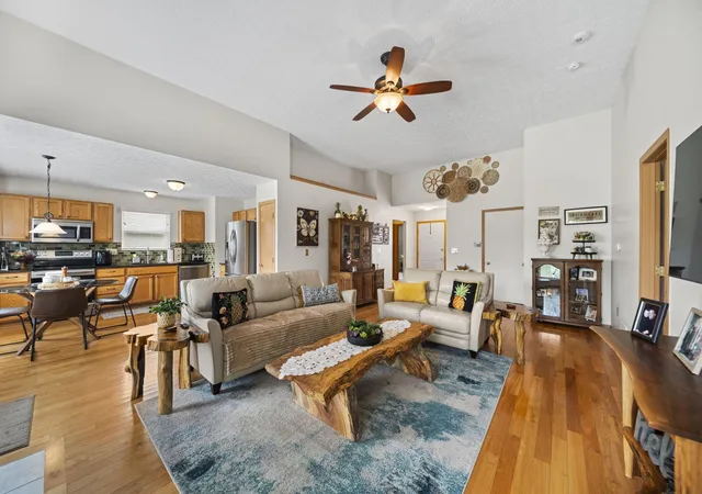 3rd image of 3306 Summer Glen Dr, Grove City, OH 43123 | MLS# 226031421