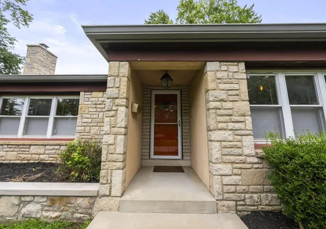 3rd image of 285 Beverly Pl, Worthington, OH 43085 | MLS# 226031755