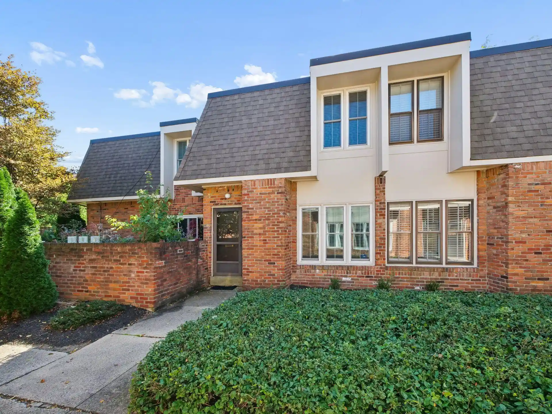 Listing Photo 1 - Condo for sale in 1613 Lafayette Dr located at 1613 Lafayette Dr, Columbus, OH 43220 - Unit 1613 Lafayette Dr