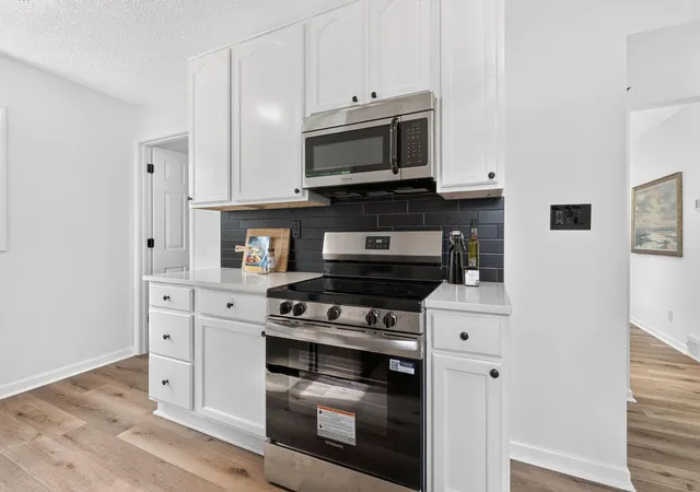 Photo 4 of Single family home for sale at 860 Minerva Ave, Columbus, OH 43229 | MLS# 226031508 | Listing updated on 2026-10-05