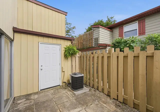 2nd image of 2467 Burgandy Ln, Columbus, OH 43232