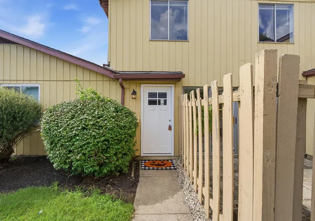 2nd image of 2467 Burgandy Ln #C, Columbus, OH 43232 | MLS# 226031531