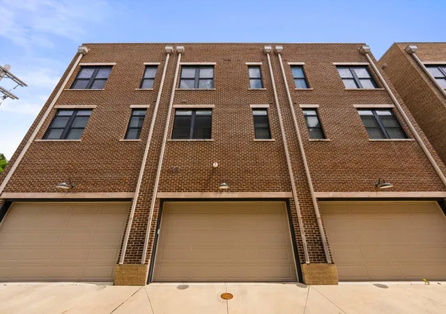 Listing Photo 2 - Condo for sale in building located at 1073 Harrison Park Pl, Columbus, OH 43201