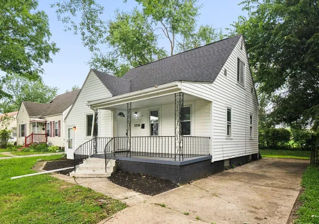 Photo 2 of Single family home for sale at 2350 Vendome Dr S, Columbus, OH 43219 | MLS# 226032546 | Listing updated on 2026-09-11