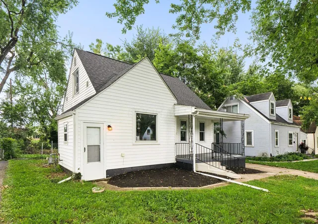 Photo 3 of Single family home for sale at 2350 Vendome Dr S, Columbus, OH 43219 | MLS# 226032546 | Listing updated on 2026-09-11