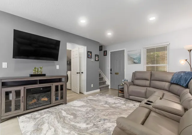 image of 1642 Cindy Ct, Columbus, OH 43232 | MLS# 226031774