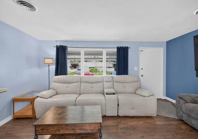 4th image of 899 W Stephen Dr W, Columbus, OH 43204 | MLS# 226032006