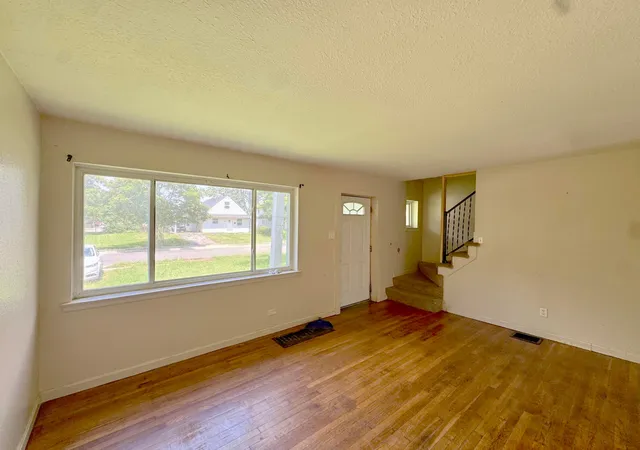 3rd image of 3351 Eakin Rd, Columbus, OH 43204 | MLS# 226032062