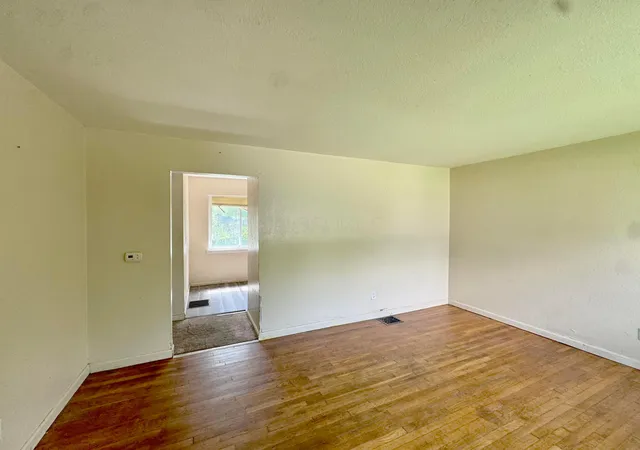 4th image of 3351 Eakin Rd, Columbus, OH 43204 | MLS# 226032062