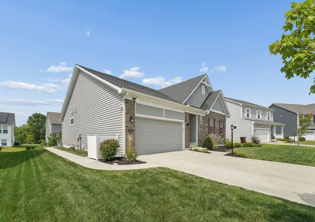 Photo 3 of Single family home for sale at 802 Avebury Dr, Pickerington, OH 43147 | MLS# 226032061 | Listing updated on 2026-09-17