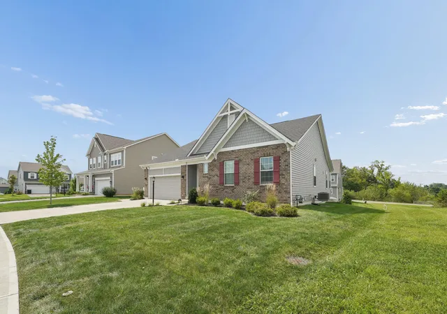 Photo 3 of Single family home for sale at 802 Avebury Dr, Pickerington, OH 43147 | MLS# 226032061 | Listing updated on 2026-09-17