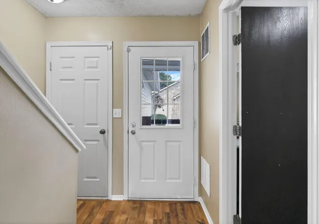 Listing Photo 5 - Condo for sale in building located at 4693 Athalia Dr, Columbus, OH 43228 - Unit #23D