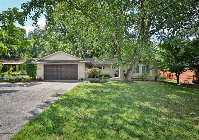 Photo 1 of Single family home for sale at 519 E Cooke Rd, Columbus, OH 43214 | MLS# 226032236 | Listing updated on 2026-09-13