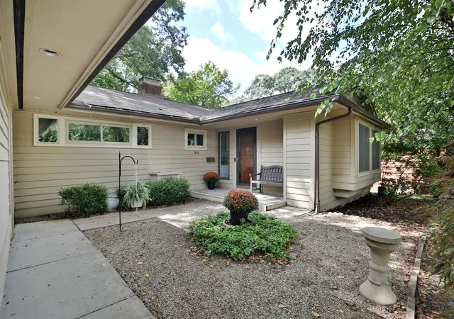 Photo 2 of Single family home for sale at 519 E Cooke Rd, Columbus, OH 43214 | MLS# 226032236 | Listing updated on 2026-09-13