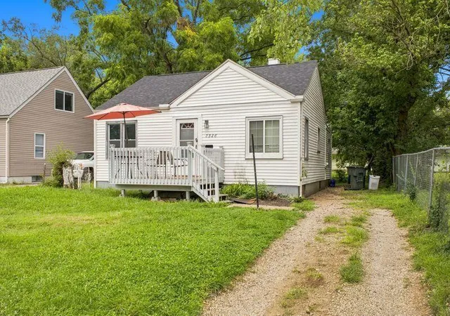 Photo 2 of Single family home for sale at 2328 Middlehurst Dr, Columbus, OH 43219 | MLS# 226032154 | Listing updated on 2026-08-26