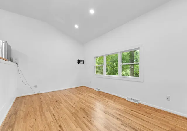 Photo 5 of Single family home for sale at 646 Kennedy Dr, Mansfield, OH 44904 | MLS# 226032487 | Listing updated on 2026-08-31