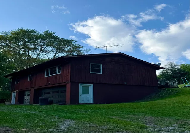 Photo 2 of Single family home for sale at 9898 Fallsburg Rd Ne, Newark, OH 43055 | MLS# 226032508 | Listing updated on 2026-09-14