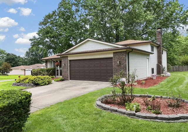 Photo 2 of Single family home for sale at 333 Dellfield Wy, Gahanna, OH 43230 | MLS# 226032888 | Listing updated on 2026-09-07