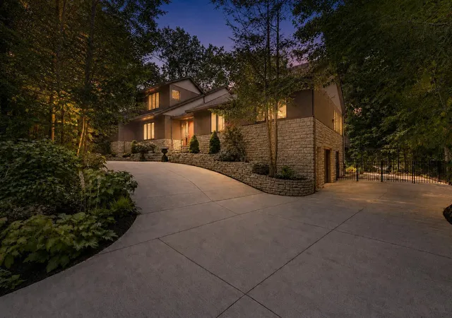 Photo 3 of Mansion for sale at 630 Woods Hollow Ln, Powell, OH 43065 | MLS# 226032828 | Listing updated on 2026-09-21