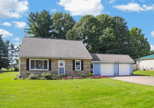 Photo 1 of Single family home for sale at 11 E Mound St, Fredericktown, OH 43019 | MLS# 226032840 | Listing updated on 2026-09-01