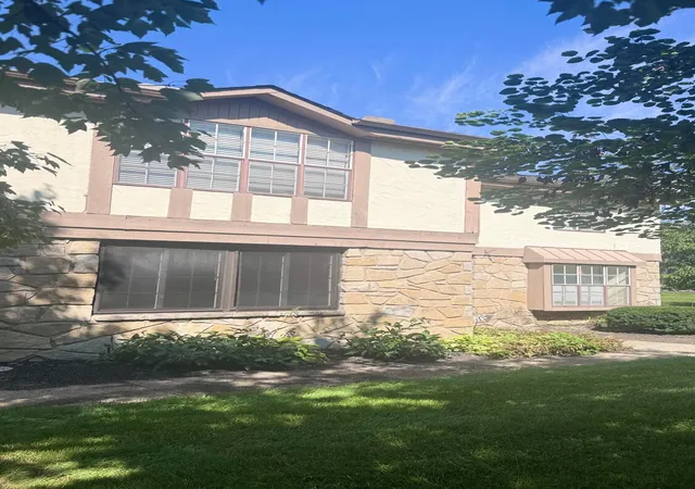 Photo 1 of Sale Pending at 6172 Stornoway Dr S #6172A, Columbus, OH 43213 | MLS# 226032905 | Listing updated on 2026-09-04