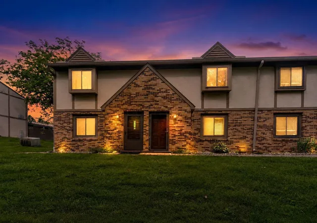Listing Photo 2 - Condo for sale in building located at 3203 Summerdale Ln, Columbus, OH 43221 - Unit #60