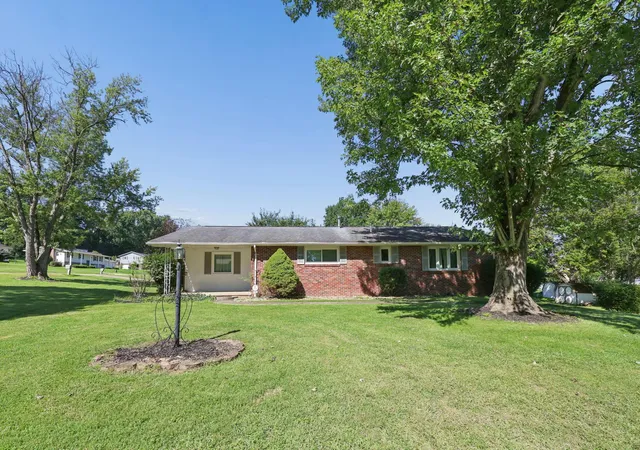 Photo 3 of Single family home for sale at 3967 Skyline Dr, Zanesville, OH 43701 | MLS# 226032968 | Listing updated on 2026-09-21