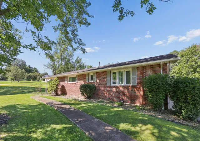 Photo 3 of Single family home for sale at 3967 Skyline Dr, Zanesville, OH 43701 | MLS# 226032968 | Listing updated on 2026-09-21