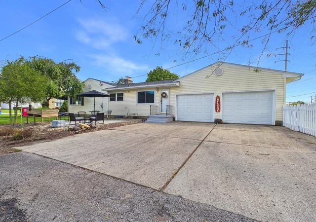 Single family home for sale at 129 Kanawha Rd, Lancaster, OH 43130 | MLS# 226033004