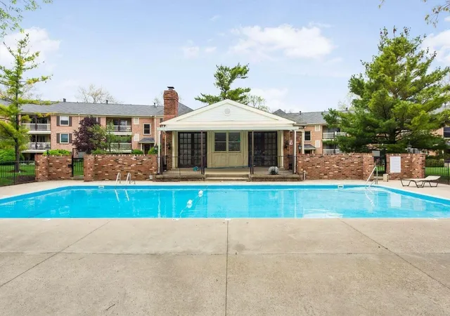 Listing Photo 2 - Condo for sale in building located at 892 Chatham Ln, Columbus, OH 43221 - Unit #W