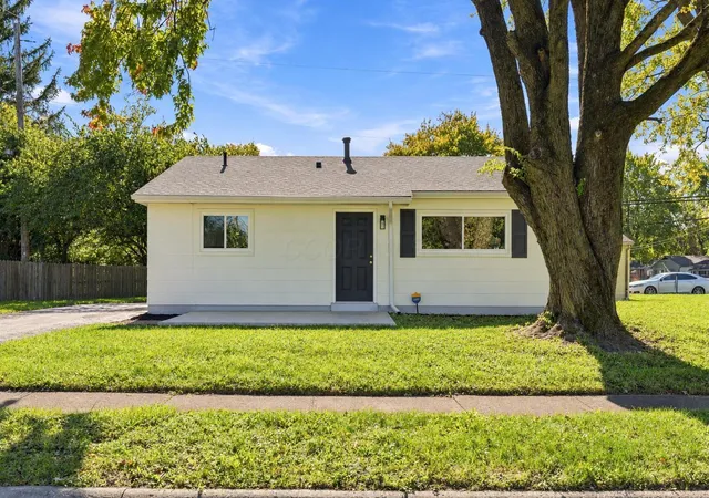 Single family home for sale at 2986 Baker Hl Rd, Columbus, OH 43207 | MLS# 226033115