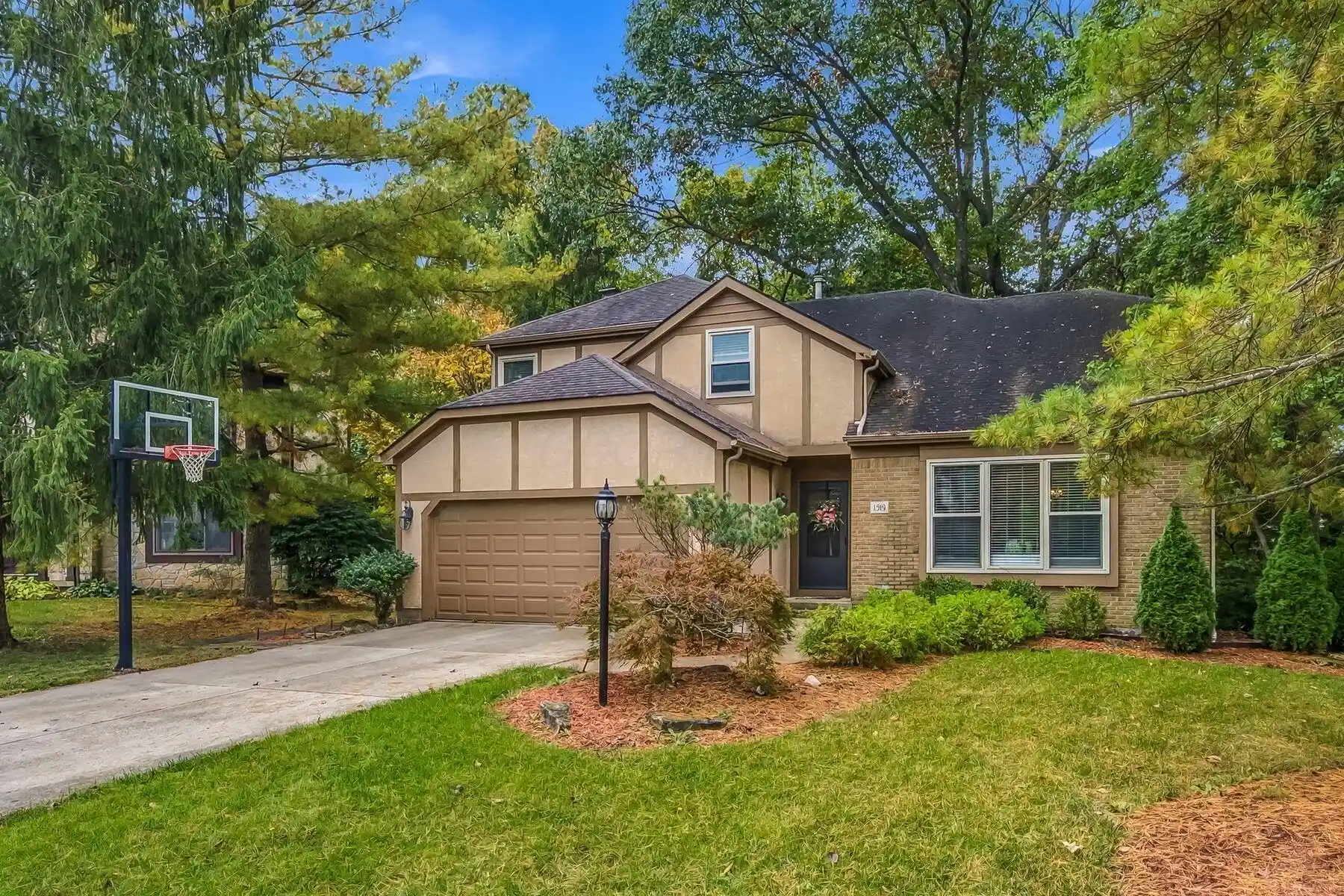 Photo 1 of Single family home for sale at 1519 Eastmeadow Pl, Columbus, OH 43235 | MLS# 226039340 | Listing updated on 2026-10-26