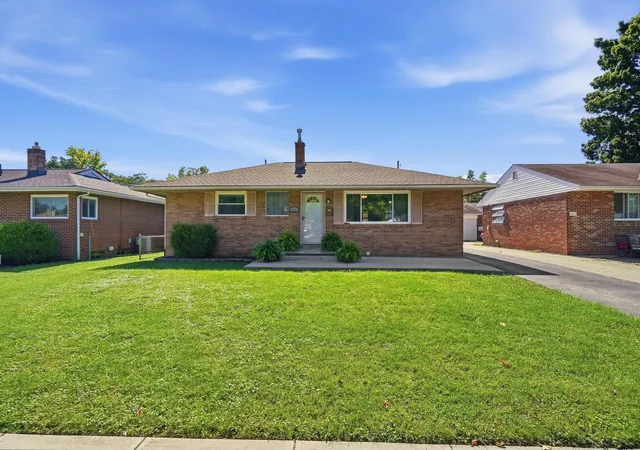Single family home for sale at 3011 Voeller Cir, Grove City, OH 43123 | MLS# 226037095