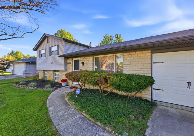 Single family home for sale at 2792 Gatewood Rd, Columbus, OH 43219 | MLS# 226036796