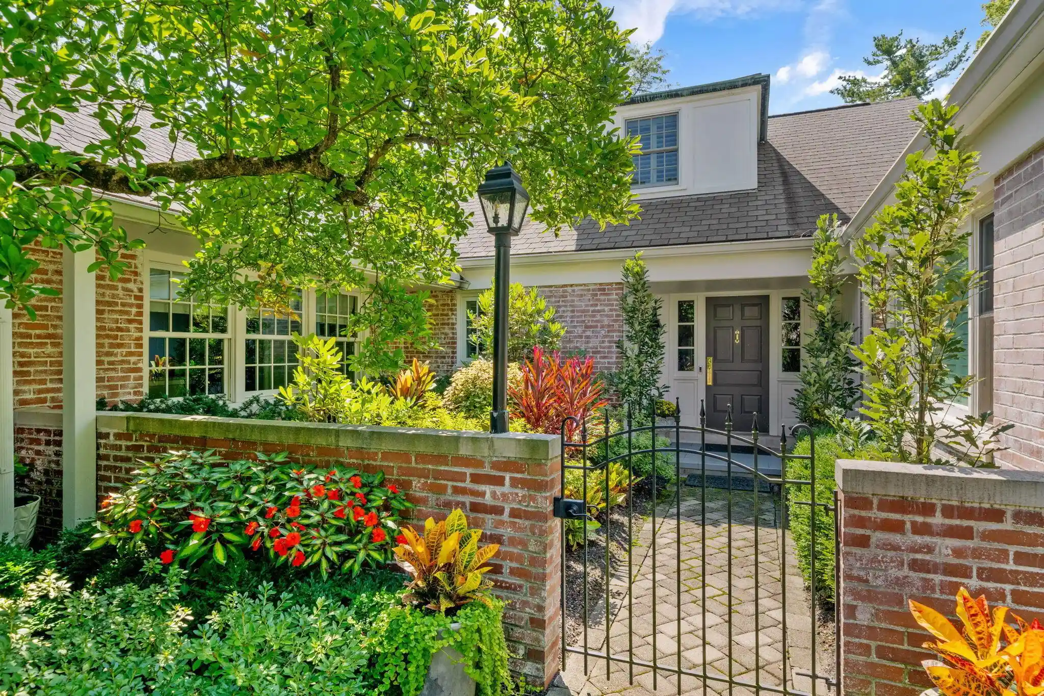 Photo 1 of Mansion for sale at 150 Ashbourne Rd, Columbus, OH 43209 | MLS# 226037195 | Listing updated on 2026-10-01