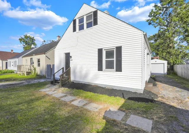 Single family home for sale at 864 S Waverly St, Columbus, OH 43227 | MLS# 226037040