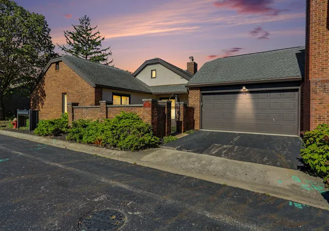 Listing Photo 1 - Condo for sale in building located at 125 Flores Pl, Columbus, OH 43213