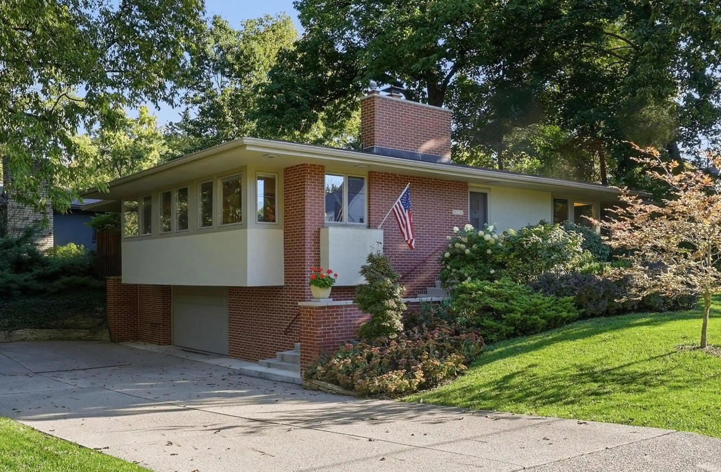 Photo 1 of Single family home for sale at 1860 Bluff Ave, Columbus, OH 43212 | MLS# 226037802 | Listing updated on 2026-10-10
