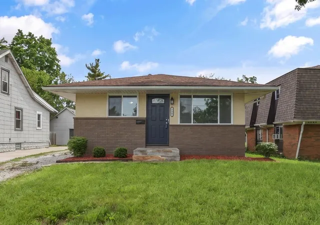 Photo 1 of Single family home for sale at 2758 Beulah Rd, Columbus, OH 43211 | MLS# 226037214 | Listing updated on 2026-09-30