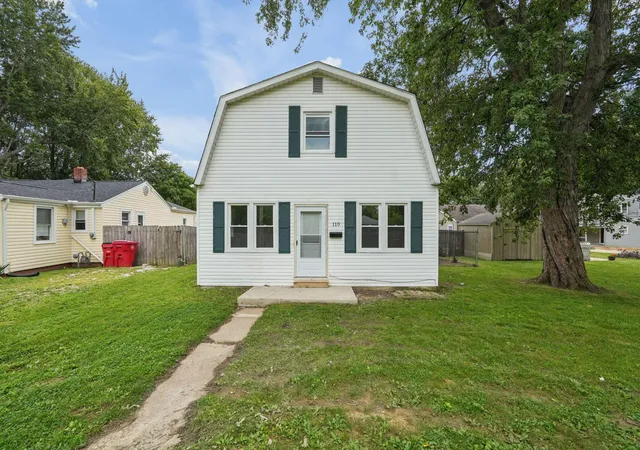 Single family home for sale at 110 Maryland Ave, London, OH 43140 | MLS# 226038677